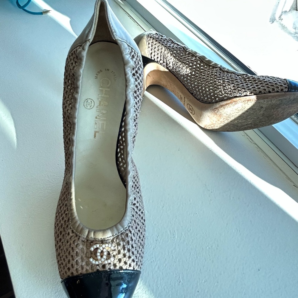 CHANEL Brown Mesh Pumps with Black Patent Cap Toe - Picture 4 of 5